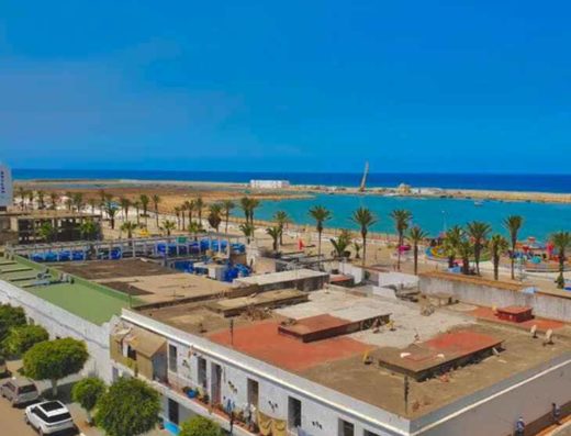 شقة فاخرة للكراء اليومي بأصيلة مطلة على البحر وعلى الكورنيش بتمن مناسب